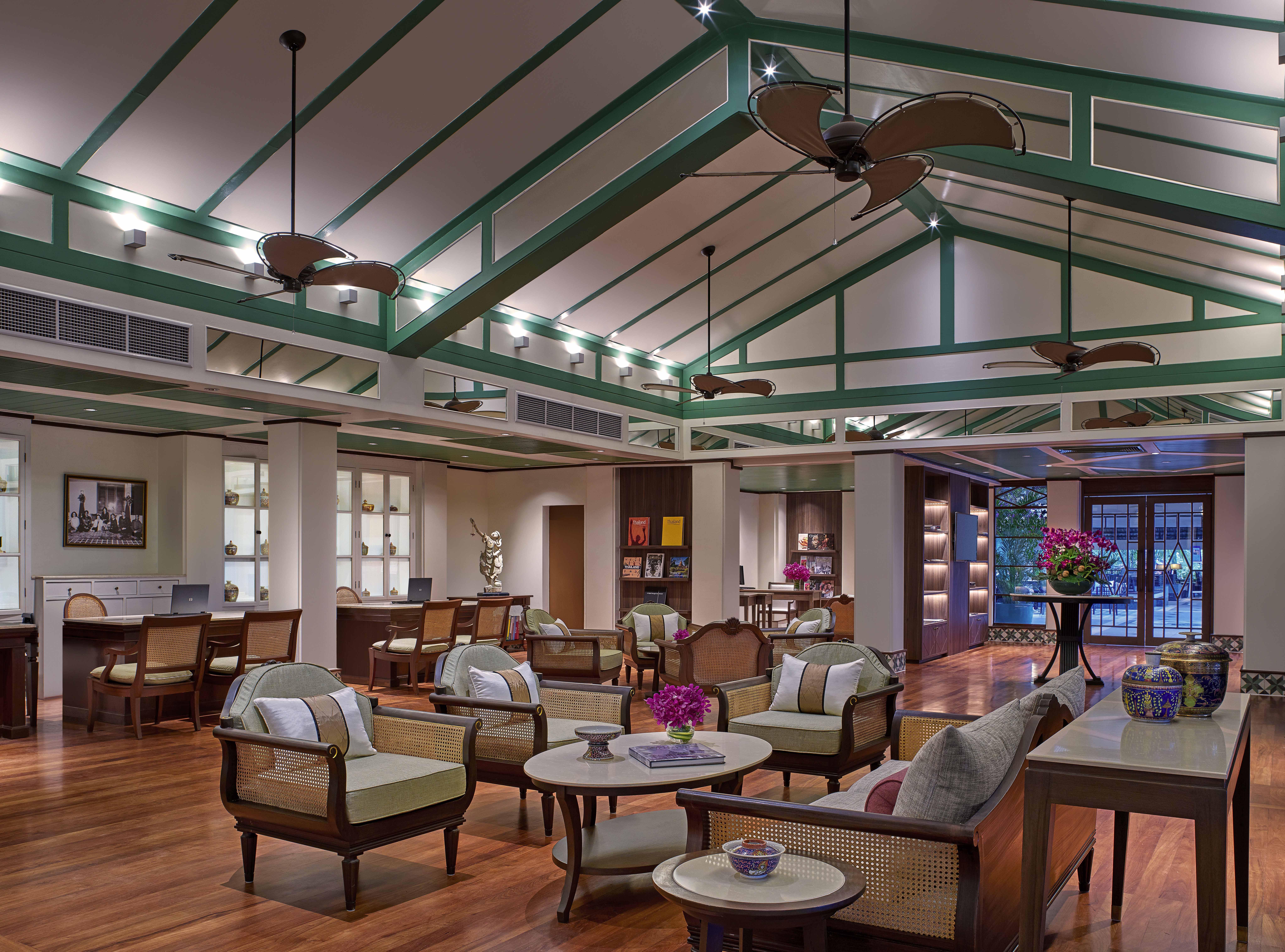 Dusit Thani Laguna Phuket Bang Tao Beach  Esterno foto The interior of the hotel