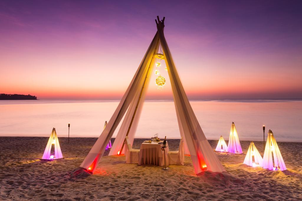 Dusit Thani Laguna Phuket Bang Tao Beach  Esterno foto A beach tent at sunset